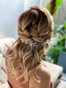 میترا حجتی میکاپ شنیون تخصصی عروس و همراهی در مشهد احمد آباد